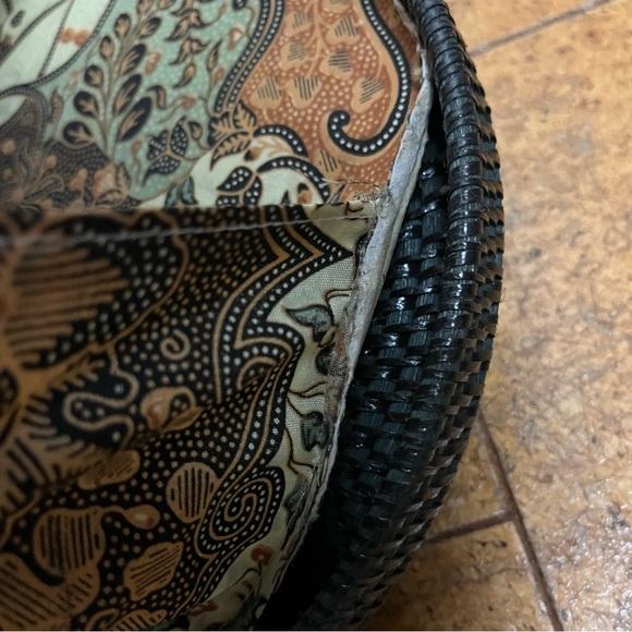 Wicker Crossbody Bag Vintage Style Lined interior Black circular Bag Clasp Close - Picture 11 of 17